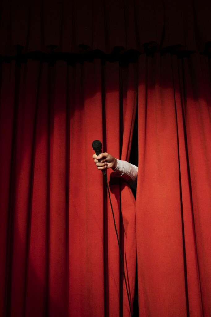 Rideaux de scène avec un micro tendu
