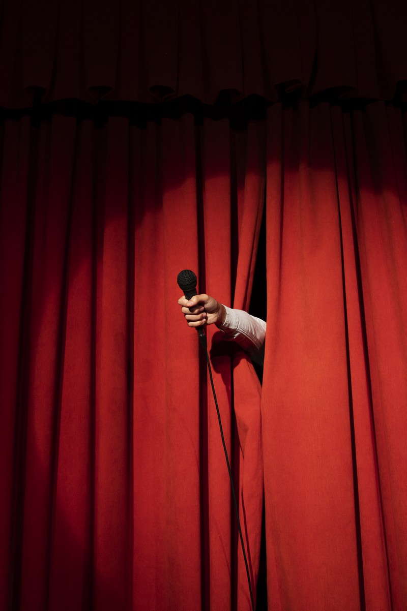 Rideaux de scène avec un micro tendu